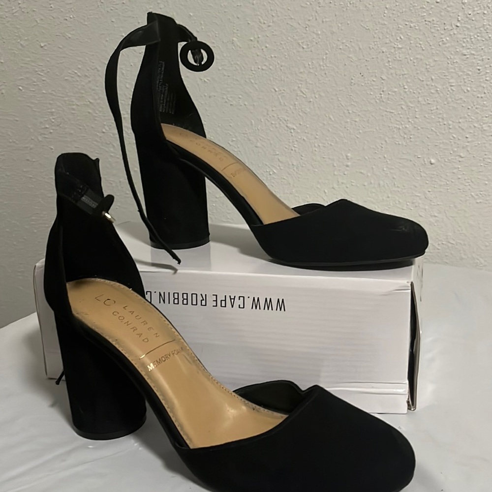These are Lauren Conrad Lc black comfort shoes memory foam
